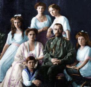 Acima, Tatiana e Olga; Sentados: Maria, Alexandra, Nicolau e Anastácia. E no chão, Alexei